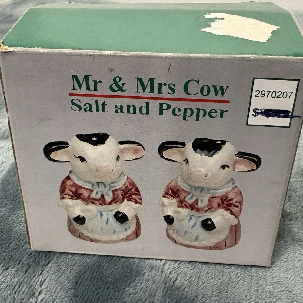 VINTAGE COW SALT and PEPPER SHAKER SET FARM HOUSE DECOR